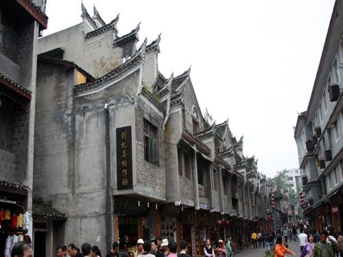 同楼层十余户，仅一户被贴满广告，你有过被贴小广告的经历吗？